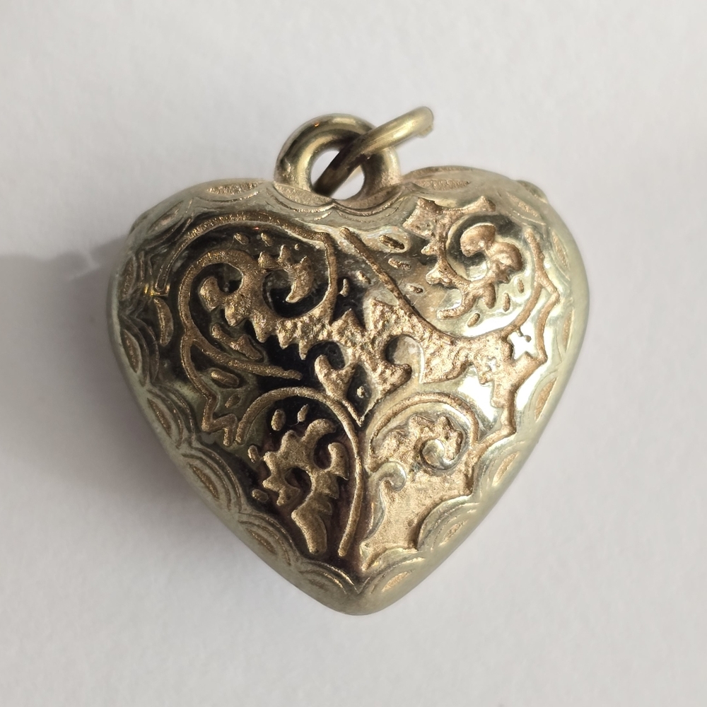 Vintage heart pendant scrolled raised design puffed puffy gold tone valentine